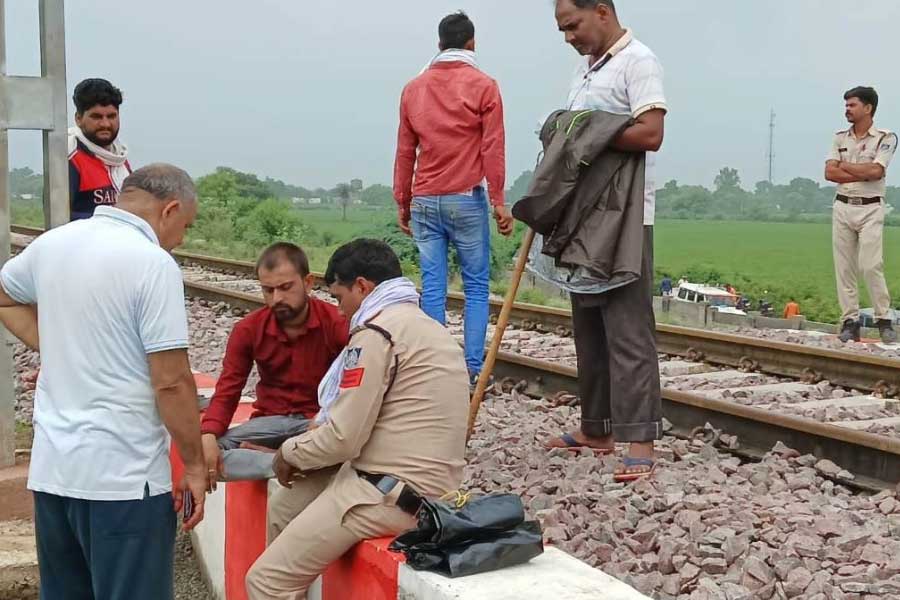 Hot tea fell on passengers in a train in Madhya Pradesh dgtl
