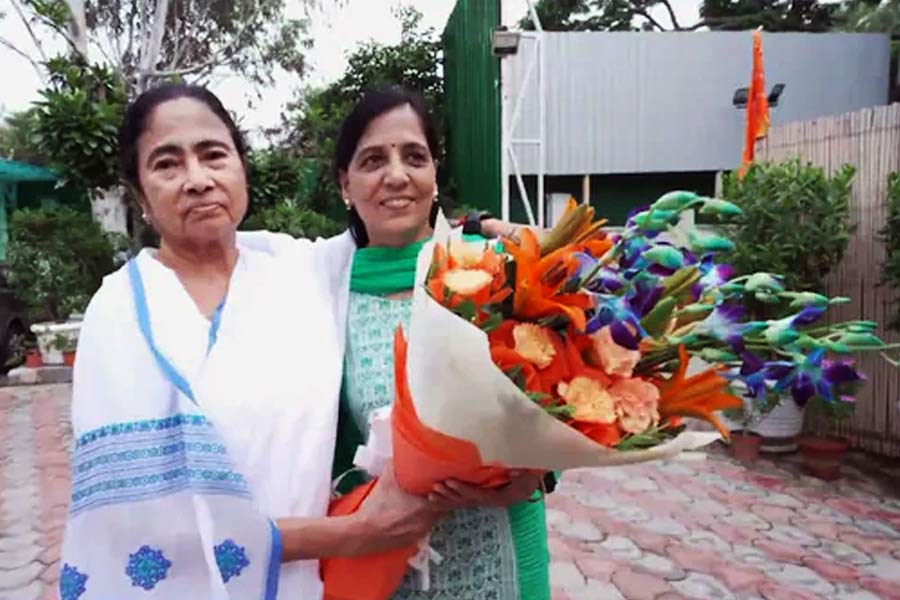 Mamata Banerjee visits home of Kejriwal in Delhi meets his wife dgtl