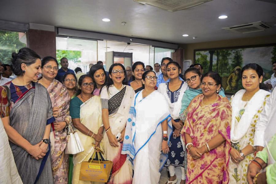 CM Mamata Banerjee held meeting with MPs in delhi dgtl