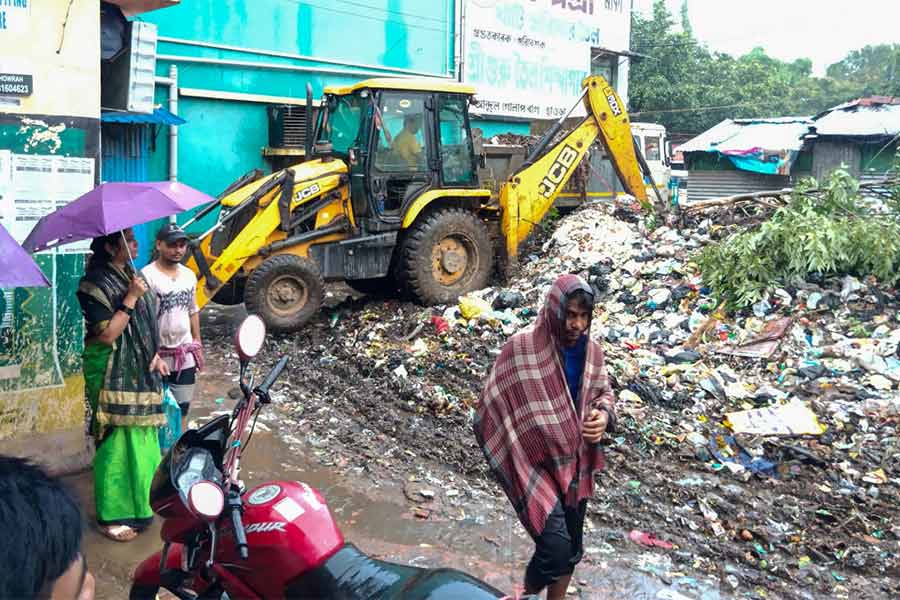 আন্দুলে রোডের পাশে গোলাপবাগে চলছে আবর্জনা সাফাইয়ের কাজ।