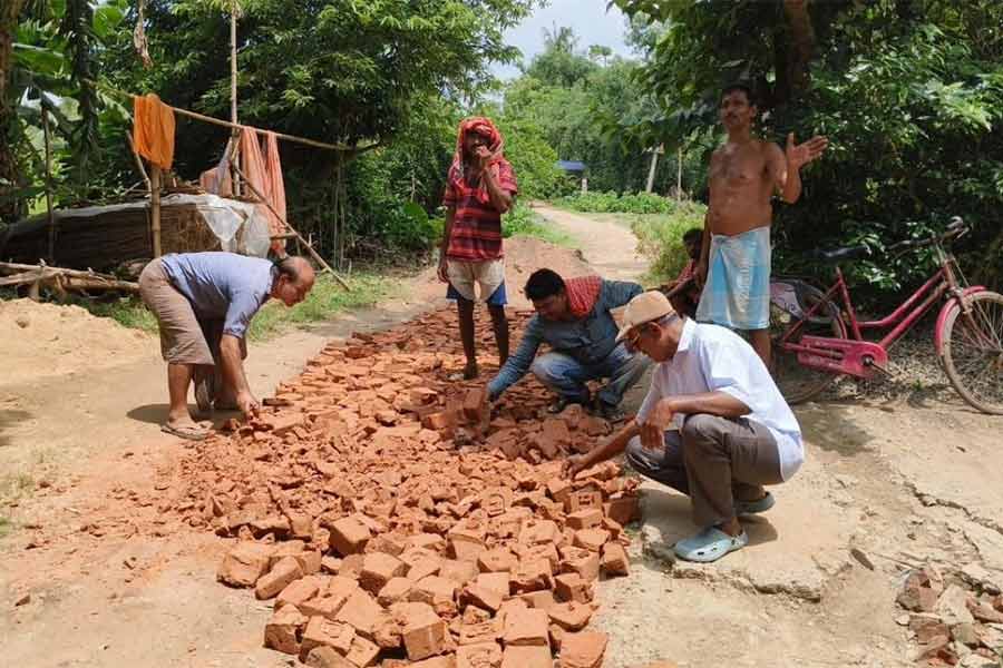 রাস্তার কাজ চলছে পূর্বস্থলীর জাহান্নগরে।