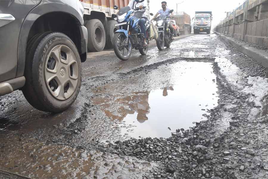 বেহাল দুর্গাপুর ব্যারাজের উপরে সেতুর রাস্তা।