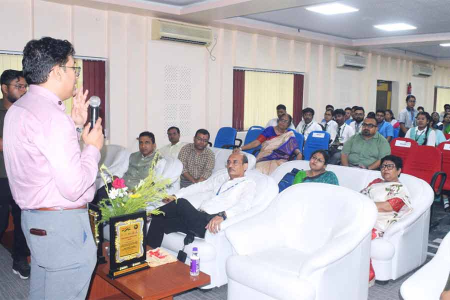 প্রশ্নোত্তর পর্বে ইসরো-র তীর্থপ্রতীম দাস। শুক্রবার শিলিগুড়িতে। 