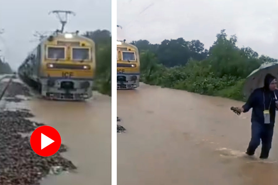 ট্রেনকে ‘পথ দেখাচ্ছেন’ পয়েন্টসম্যান।