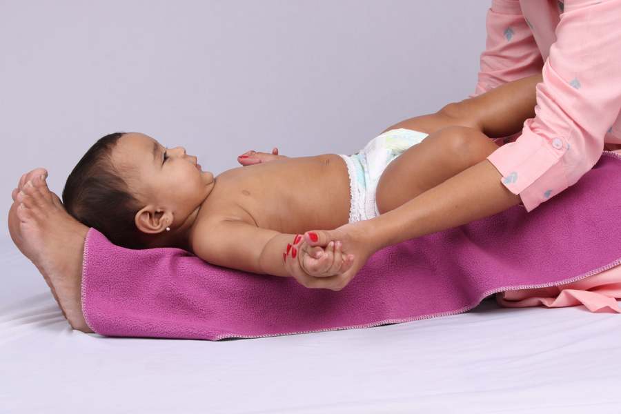 চিকিৎসকদের মতে, সদ্যোজাতদের সর্ষের তেল মালিশ না করাই ভাল। 