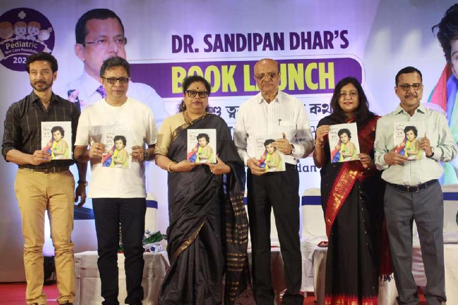 চিকিৎসক সন্দীপন ধরের ‘শিশু ত্বক অজানা কথা’ বইপ্রকাশ অনুষ্ঠানে হাজির ছিলেন অভিনেতা টোটা রায় চৌধুরী, গায়ক রূপঙ্কর বাগচি, চিকিৎসক অপূর্ব ঘোষ-সহ আরও অনেকে। 