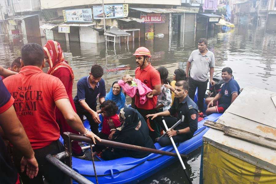 জলমগ্ন গুজরাতে উদ্ধারকাজ চলছে।