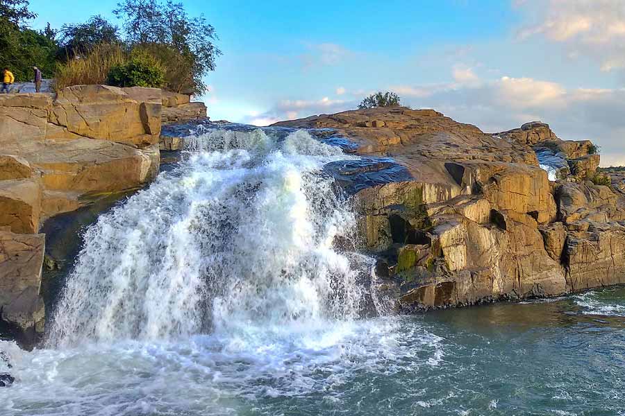 বর্ষায় দেখতে যাবেন উস্রির ঝর্না?