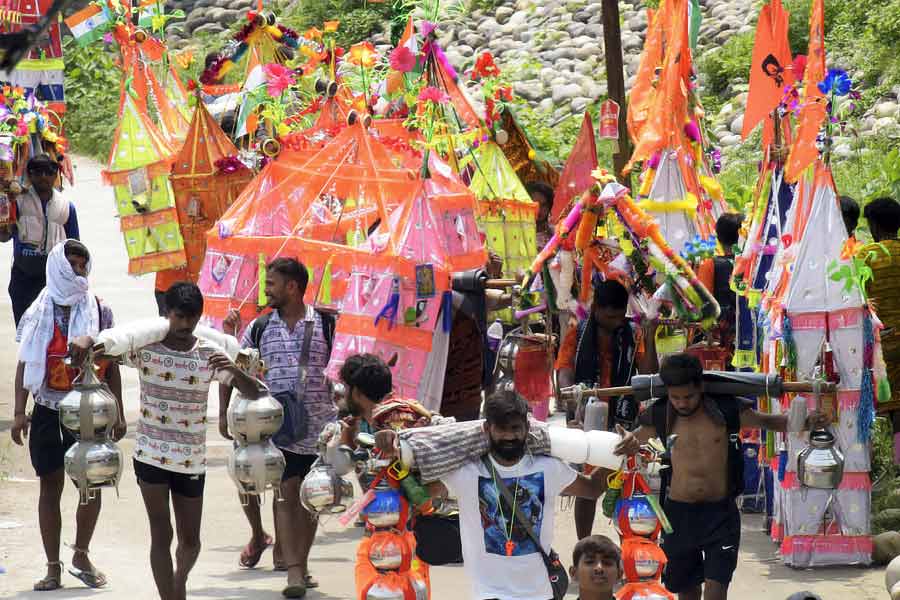 কাঁওয়ার যাত্রা চলছে।