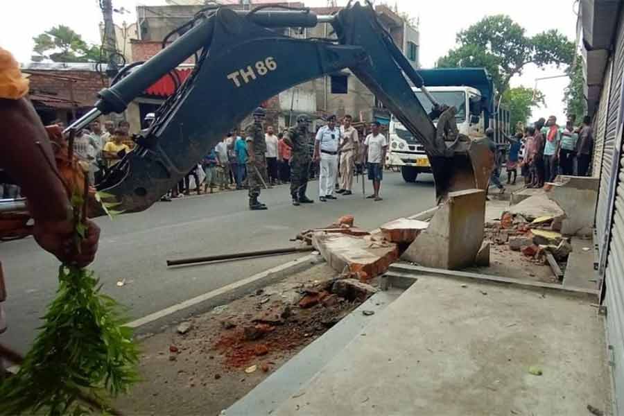 জিটি রোডের ফুটপাত জবরদখলমুক্ত করতে অভিযান।