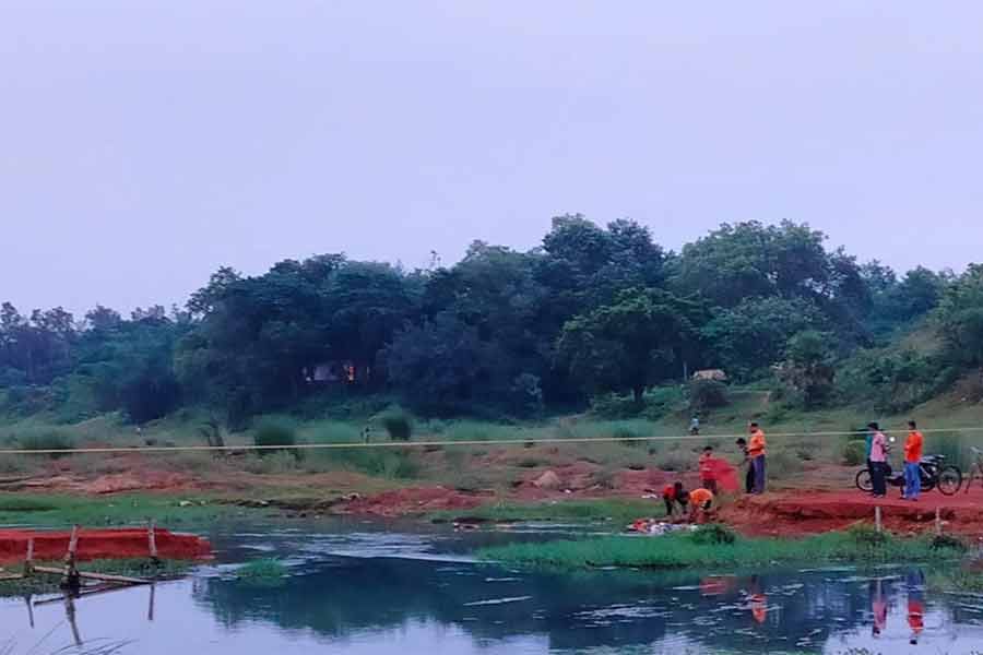 ভেঙে গিয়েছে অস্থায়ী রাস্তা।