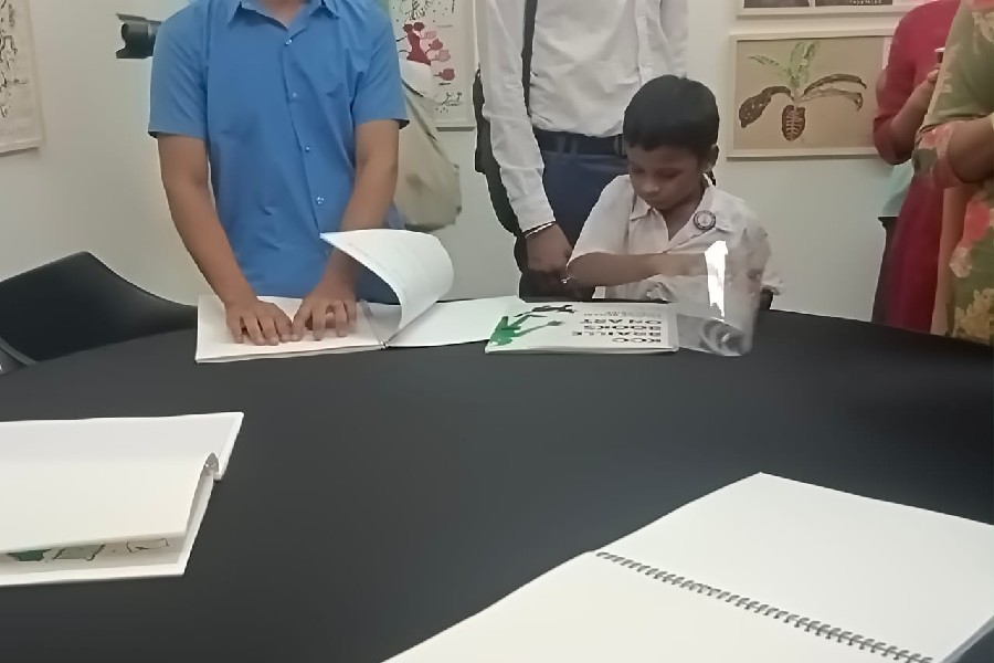 ছবির বইয়ের পাতা উল্টে দেখছে এক খুদে পড়ুয়া।