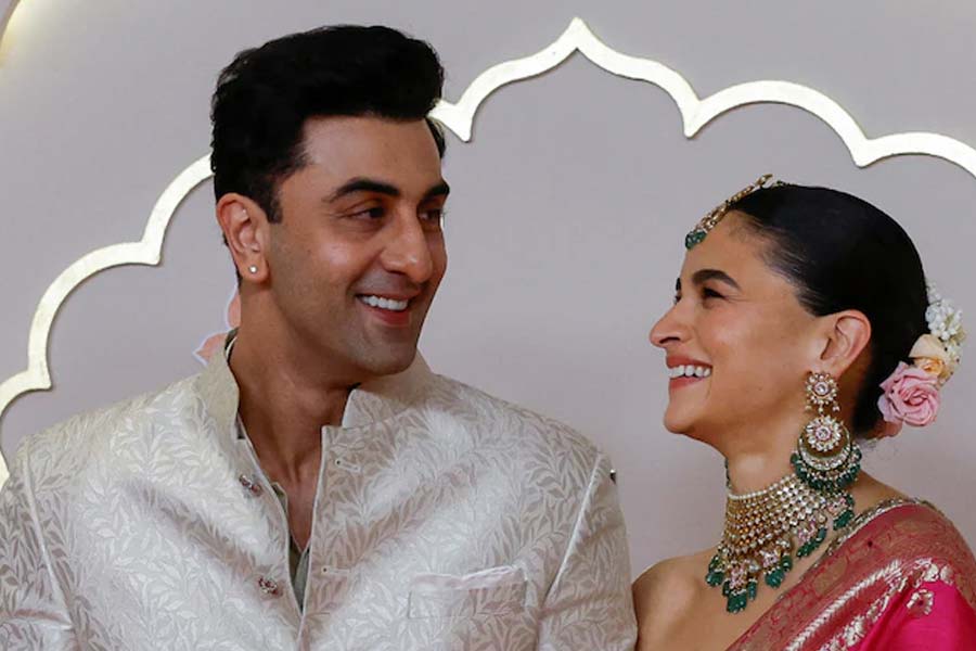 Alia Bhatt and Ranbir Kapoor to move to their new bungalow this Diwali