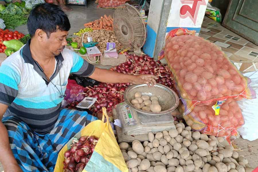 রাজ্যের বেশির ভাগ জেলায় আলুর দামের হেরফের হল না।