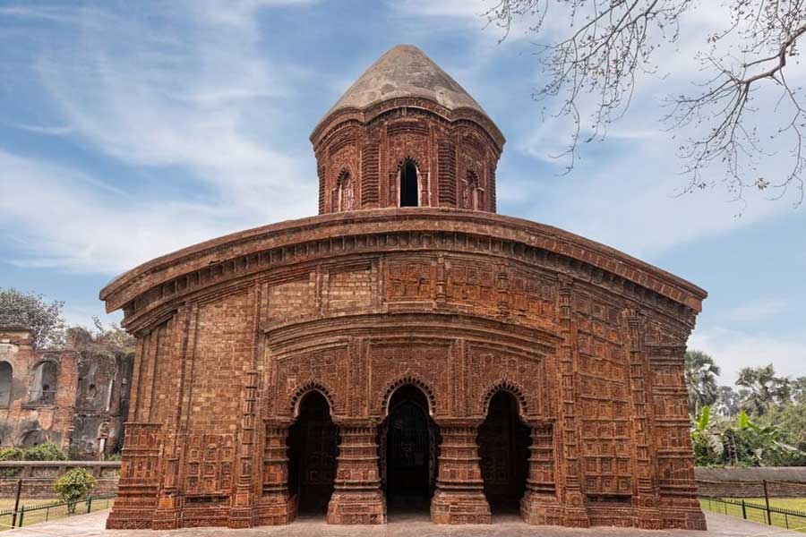 হংসেশ্বরী মন্দির চত্বরেই রয়েছে টেরাকোটার এই ছোট্ট মন্দিরটিও।