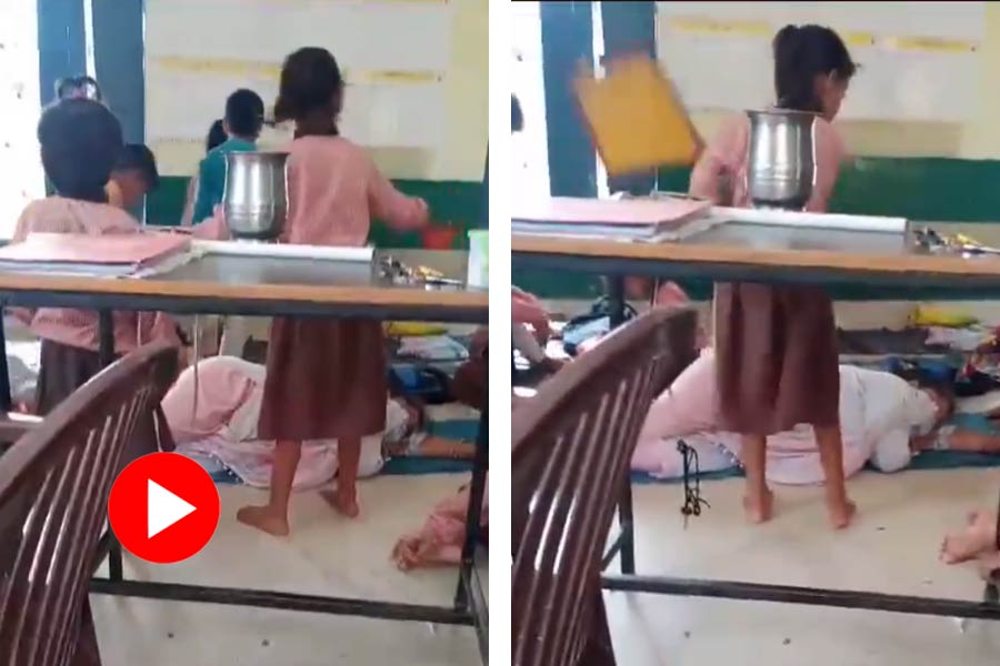 A head teacher of primary school in Uttar Pradesh captured sleeping in classroom while students fanning her dgtl