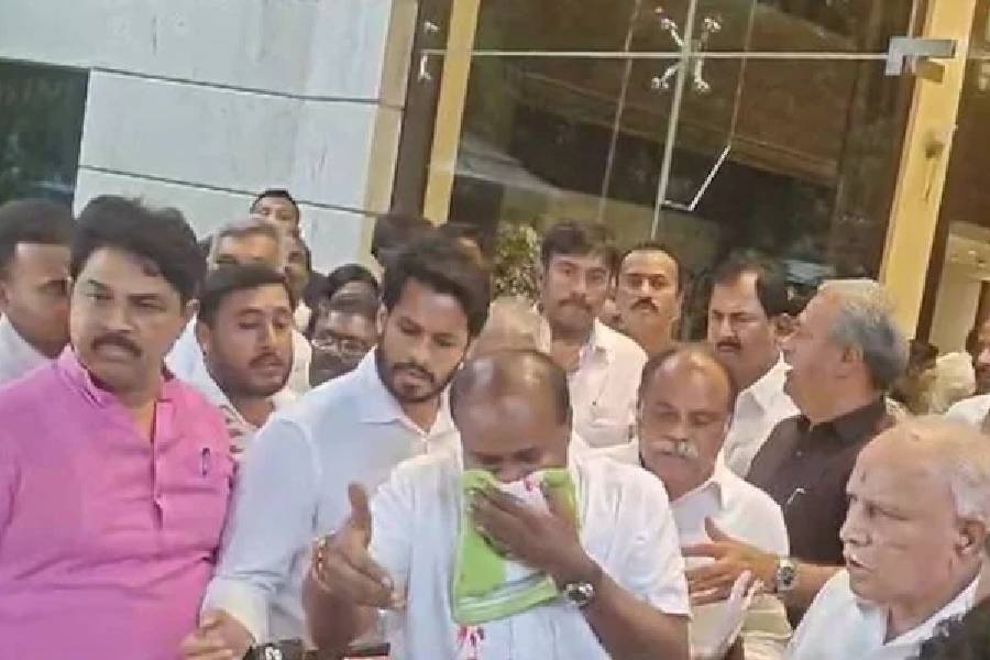 HD Kumaraswamy suffers nosebleed during media interaction