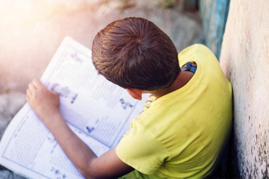 বৌদ্ধিক বিকাশ ধ্বংসকারী এই মুখস্হ-সর্বস্ব কম্পিউটার-বান্ধব পদ্ধতি যেন অশ্বমেধ যাত্রায় বেরিয়েছে: দখল করেছে সব ক’টি সর্বভারতীয় প্রবেশিকা পরীক্ষা, সাধারণ স্নাতক কলেজ ভর্তি পর্যন্ত। ছাত্রদের স্নায়ুর চাপ বহু গুণ বেড়েছে, পাল্লা দিয়ে বেড়েছে কোচিং-এর বাজার।