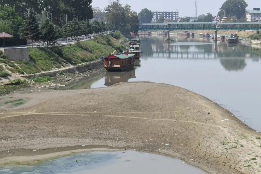 শুকিয়ে গিয়েছে ঝিলম নদীর একাংশ।