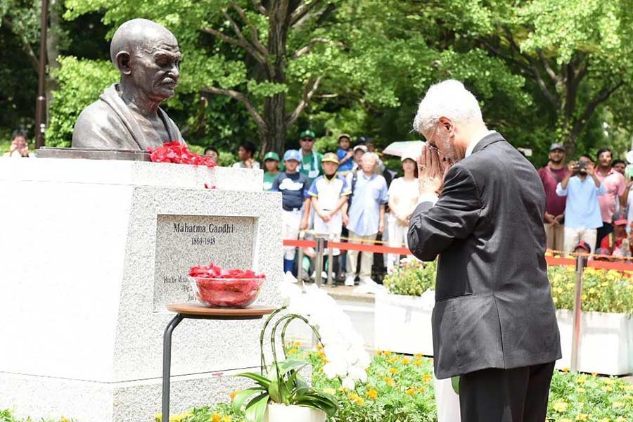 এডেনগাওয়ার মোহনদাস কর্মচন্দ গান্ধী আবক্ষ মূর্তি।