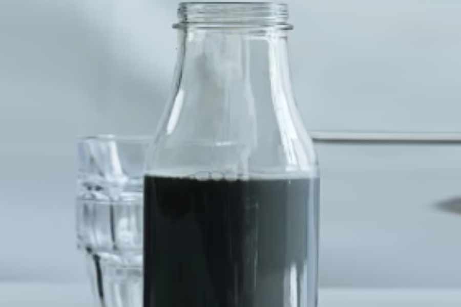 গবেষণা করে জানা গিয়েছে, কালো স্ত্রী গন্ডারের শরীর থেকে যে দুধ পাওয়া যায় তাতে জলের পরিমাণ অত্যন্ত বেশি। ফলে সাদা দুধের চেয়ে এর ঘনত্ব অনেকটাই কম।