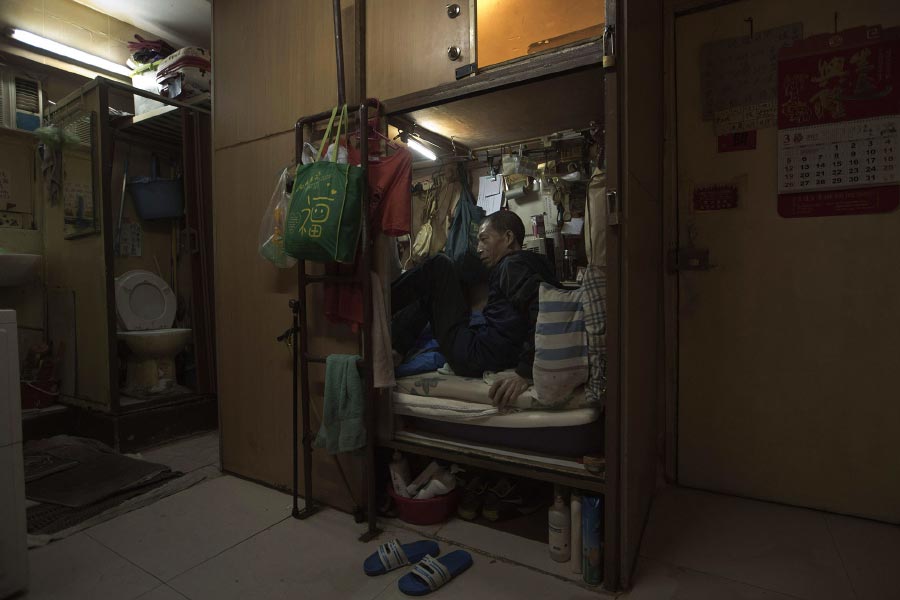 জাঁকজমক, বিলাসের ক্ষেত্রে হং কং রয়েছে বিশ্বের প্রথম সারিতে। আলোর ঝিকিমিকি এবং শহরের বিলাসবহুলতা দেখলে চোখে ধাঁধাও লেগে যেতে পারে। কিন্তু মুদ্রার বিপরীত দিকে রয়েছে অন্ধকার।