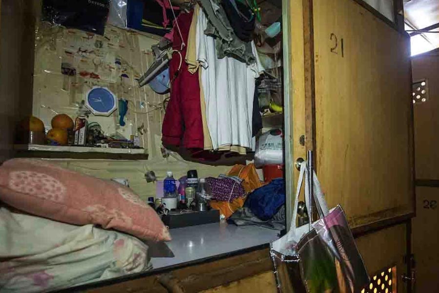 হং কংয়ের মূল শহর থেকে ১৫ থেকে ২০ মিনিটের দূরত্বে রয়েছে ‘কফিনের ঘর’। ৫০০ বর্গ ফুট ঘরের ভিতরে ৩০ জনের বেশি মানুষ একসঙ্গে গাদাগাদি করে থাকেন সেখানে। কিন্তু তা কী করে সম্ভব?