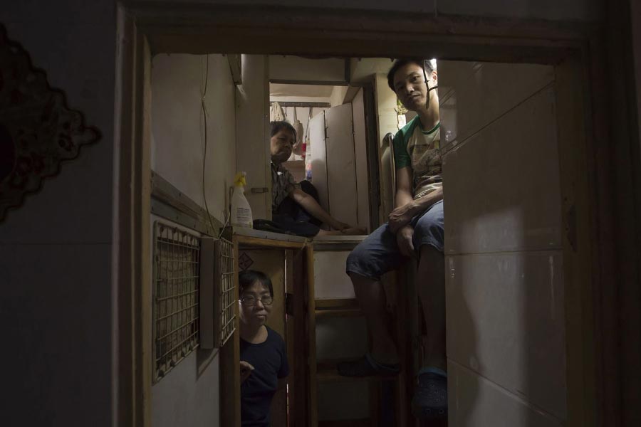 ঘরের দু’দিকে দুই সারি জুড়ে রয়েছে প্রচুর বাঙ্ক। এক এক সারিতে ১৬টি করে ঘরে মোট ৩২টি বাঙ্ক রয়েছে। এই বাঙ্কগুলিকেই ‘কফিনের ঘর’ বলা হয়।