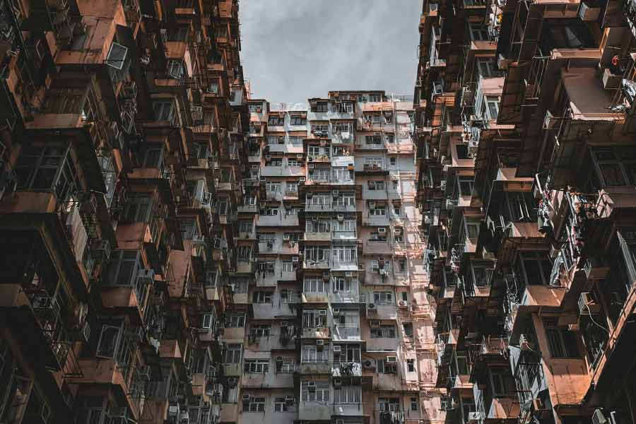 এক একটি বাঙ্কে এক জন করে থাকতে পারবেন। সাধারণত একটি বাঙ্ক লম্বায় পাঁচ ফুট সাত ইঞ্চি এবং চওড়ায় দুই ফুট হয়। এই বাঙ্কগুলির মধ্যে সংসার পেতে বসেন ভাড়াটেরা।