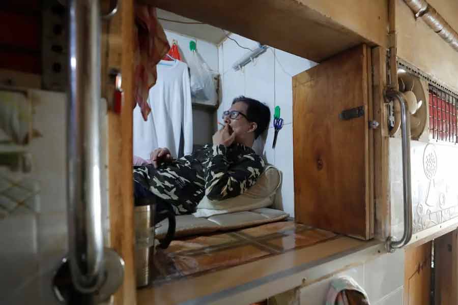 কোনও কোনও দিন স্বেচ্ছাসেবী সংস্থার তরফে ‘কফিনের ঘর’গুলির বাসিন্দাদের খাবার বিতরণ করা হয়। ভাড়া কম হওয়ার কারণে এখানেই গাদাগাদি করে থাকেন অবসরপ্রাপ্ত থেকে শুরু করে নেশাখোরেরাও।