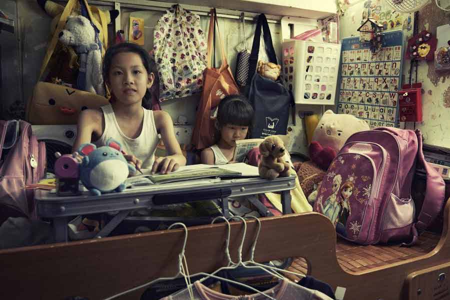 স্থানীয়দের দাবি, ১৯৫০ সাল থেকে হং কংয়ে বাঙ্কের মতো জায়গা তৈরি করে থাকেন দরিদ্রেরা। শহরের রোশনাই থেকে বহু দূরে নানা জায়গায় ছড়িয়ে-ছিটিয়ে রয়েছে ‘কফিনের ঘর’।