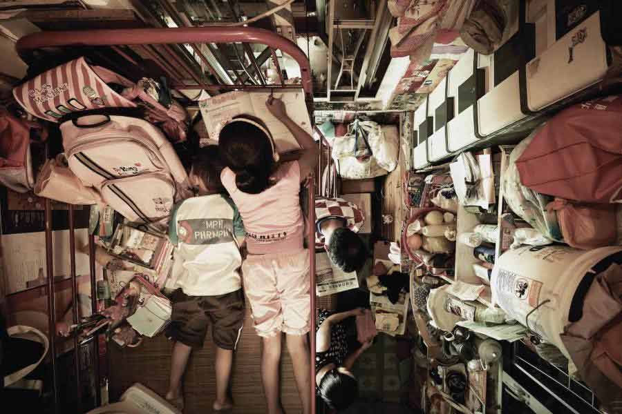 ঘরগুলির ভিতর কোনও ভাবেই সূর্যের আলো পৌঁছয় না। ঘড়ি না থাকলে কখন দিন হচ্ছে, কখন রাত হচ্ছে তা বোঝা দায়।