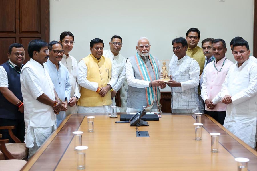 Modi with BJP MPs from Bengal