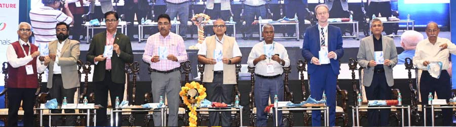 সম্মেলনে উপস্থিত দেশ-বিদেশের বিশিষ্টজনেরা।