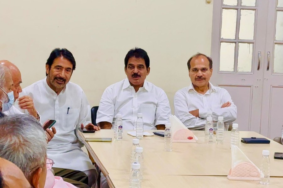 কংগ্রেসের বৈঠকে উপস্থিত অধীর চৌধুরী।