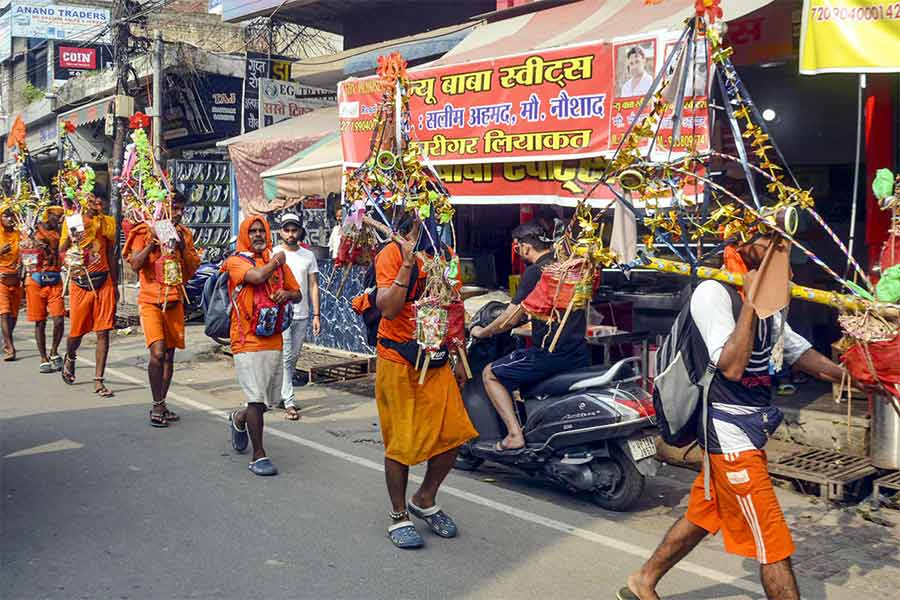 অভিযান: কাঁওয়ার যাত্রার পথের ধারে নামাবলি সম্বলিত দোকানপাট। মুজফ্ফরনগর, ২০ জুলাই, ২০২৪।