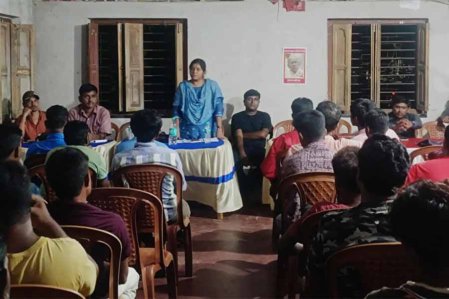 লালগড়ের ধরমপুরে সাংগঠনিক সভায় ডিওয়াইএফের রাজ্য সম্পাদক মিনাক্ষী মুখোপাধ্যায়। সোমবার সন্ধ্যায়।