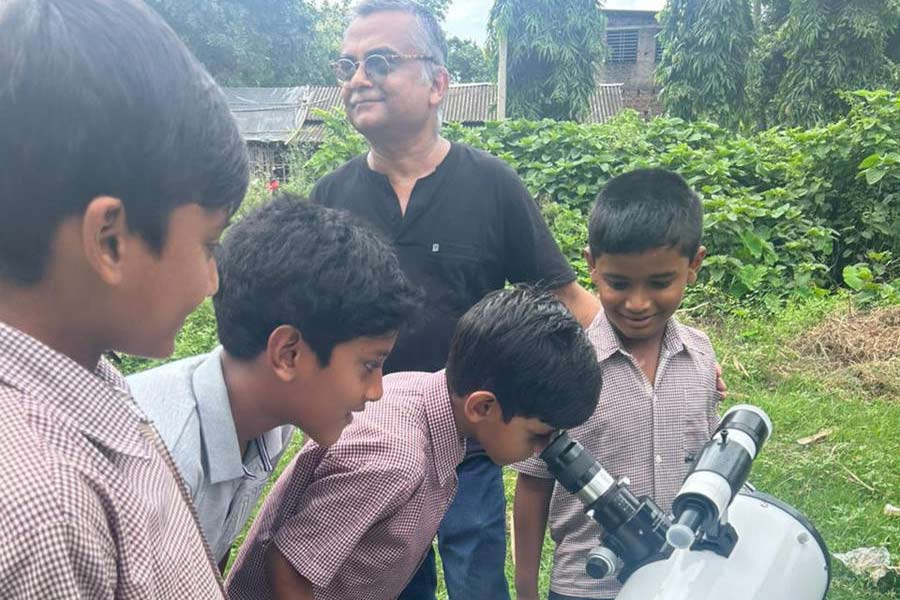 উৎসাহী: পলাশপাই গ্রামে মাটির বিজ্ঞান-বাড়িতে টেলিস্কোপের মাধ্যমে চলছে পড়ুয়াদের আকাশপাঠের হাতে-কলমে প্রশিক্ষণ।