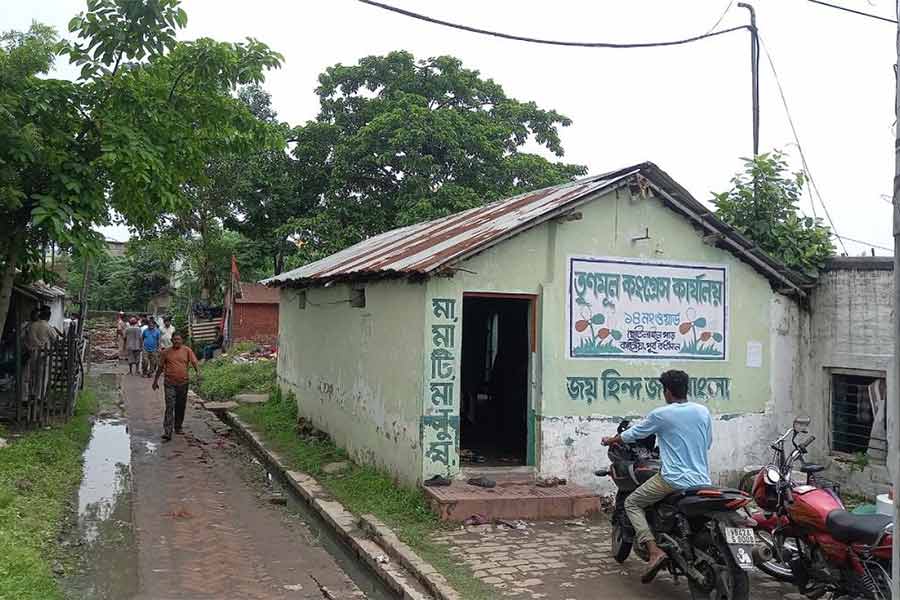 এই তৃণমূল কার্যালয় নিয়ে বিতর্ক।