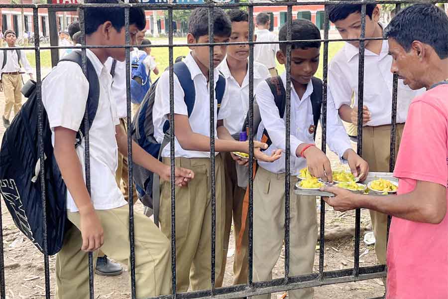 গরমে নাজেহাল স্কুল পড়ুয়ারাও, তীব্র গরমে একটু স্বস্তি পেতে টিফিন টাইমে পেয়ারা কেনার ব্যস্ততা পড়ুয়াদের,