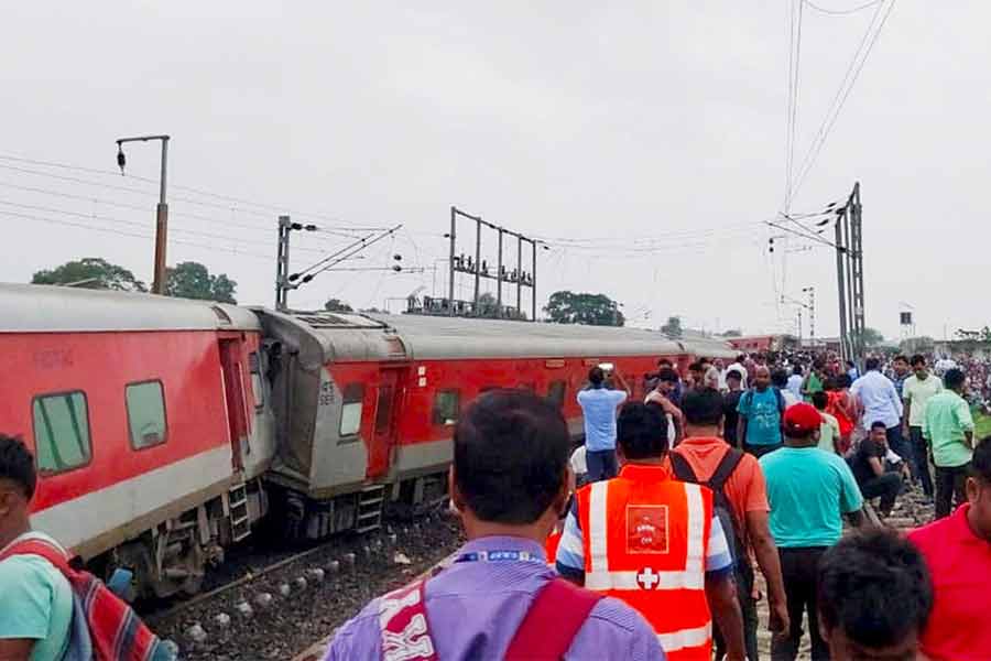 Many Express cancelled due to train derailed in Jharkhand