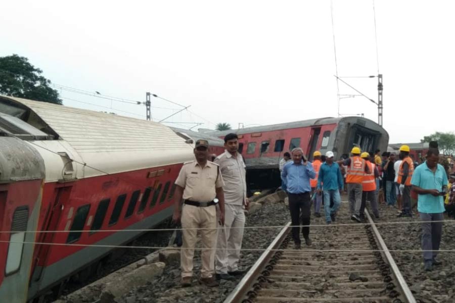 Images of Howrah-Mumbai CSMT Train Accident in Jharkhand