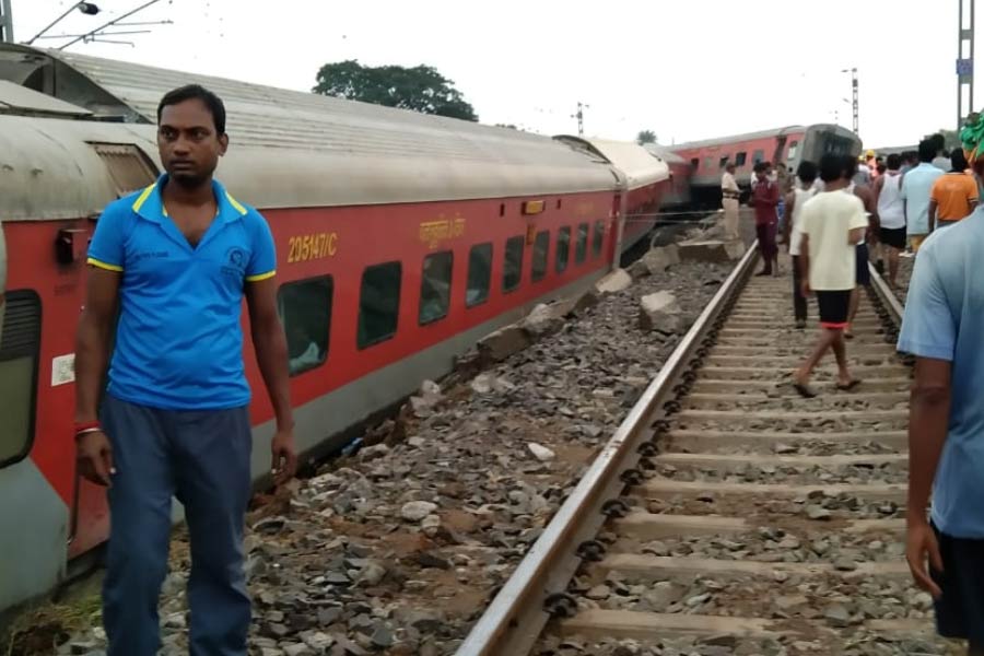 Images of Howrah-Mumbai CSMT Train Accident in Jharkhand