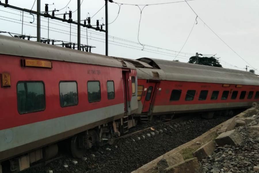 Images of Howrah-Mumbai CSMT Train Accident in Jharkhand