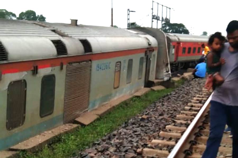 Images of Howrah-Mumbai CSMT Train Accident in Jharkhand