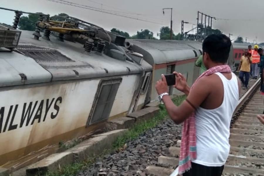 Images of Howrah-Mumbai CSMT Train Accident in Jharkhand