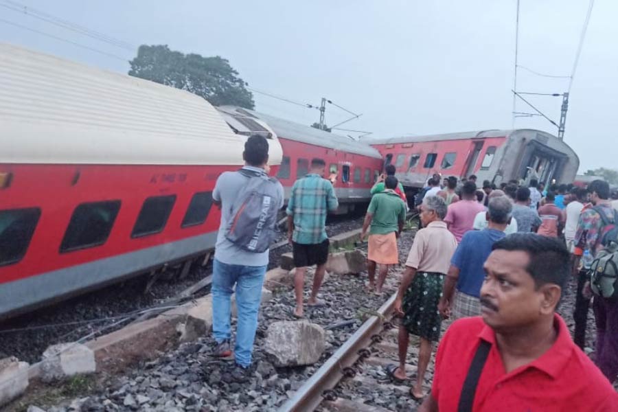 Images of Howrah-Mumbai CSMT Train Accident in Jharkhand