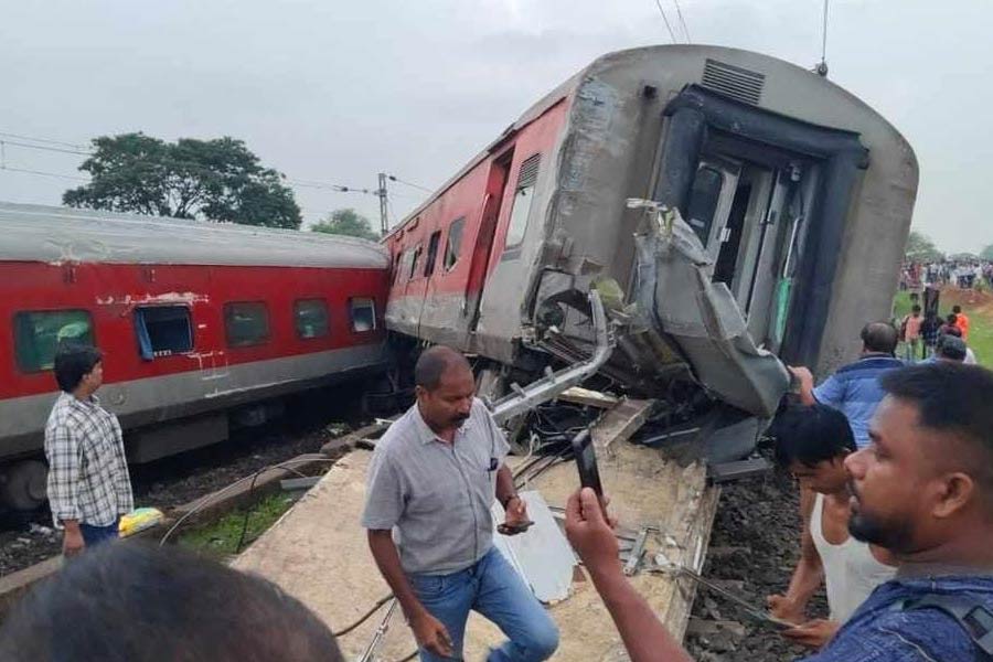 Images of Howrah-Mumbai CSMT Train Accident in Jharkhand