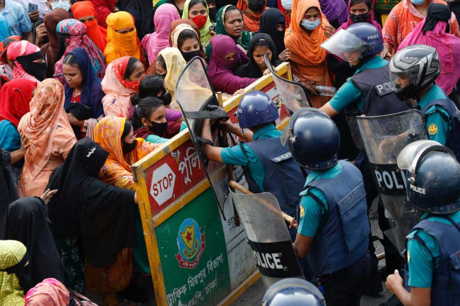 বিক্ষুব্ধ বাংলাদেশ।