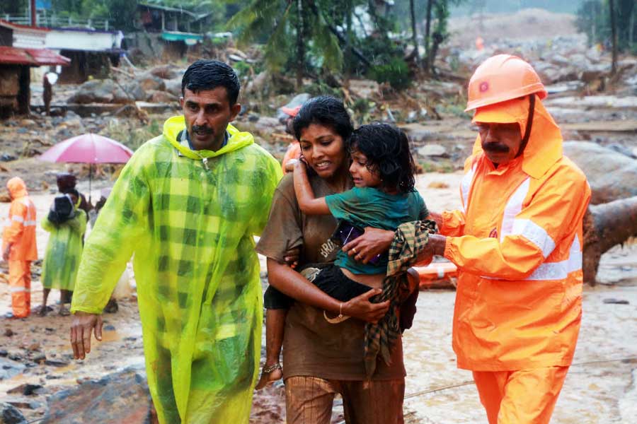 বিপর্যস্ত ওয়েনাড়ে চলছে উদ্ধারকাজ।